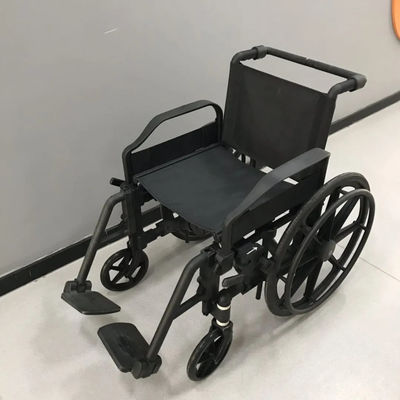 Niet-magnetische rolstoel met rugleuninghoogte 40 cm, breedte 65 cm en loskoppelbare polsteraarshelpen voor MRI-kamers
