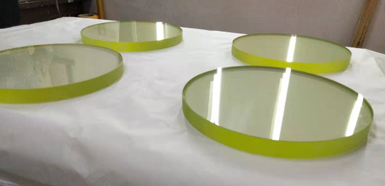Bestand tegen de meeste chemicaliën. Stralingsafschermend glas met een dichtheid van 5,5 Gcm3, ontworpen voor stralingsbescherming op medisch en onderzoeksgebied