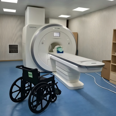 Niet-magnetische rolstoel met vaste rugleuning 460 mm stoelgrootte en schommelbare verstelbare voetstaander voor MRI-kamers