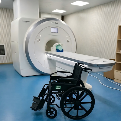 Lichte opvouwbare pediatrische niet-magnetische MRI rolstoel met vijfpuntsgordel voor veilig vervoer