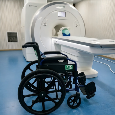 120 kg gewichtscapaciteit vouwbare niet-magnetische rolstoel met afneembare armsteun voor MRI in het ziekenhuis