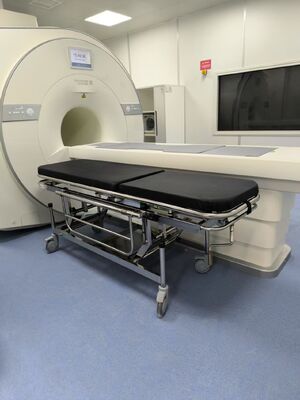 Opvouwbare niet-magnetische brancard in hoogte verstelbaar van 22 tot 32 inch, ideaal voor veilige MRI-ruimte- en patiëntoverdrachtoplossingen