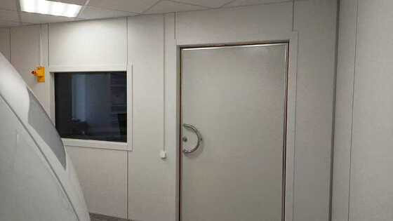 Witte poeder gecoate RF afgeschermde deur met aangepast openingspatroon en 100 dB RF attenuatie