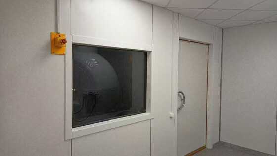 RF afgeschermd venster met elastomeerpakking en aluminium frame in houten transportpakket